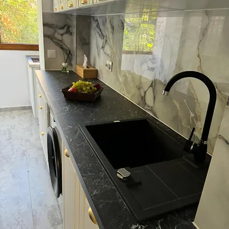 Kiki By The Lujerului Metro Station Bukarest