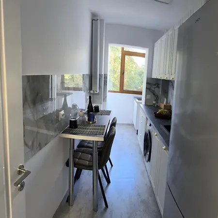 Kiki By The Lujerului Metro Station