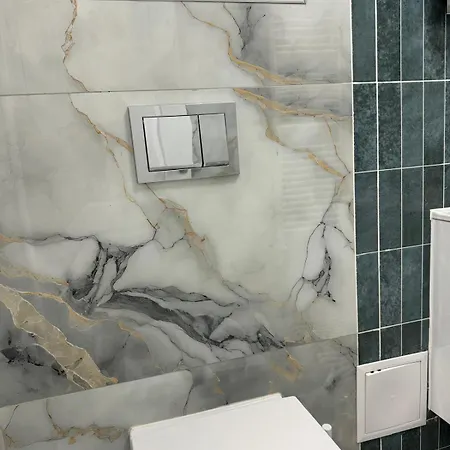 Kiki By The Lujerului Metro Station Bukareszt