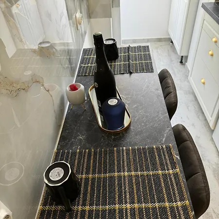 Kiki By The Lujerului Metro Station Bukareszt