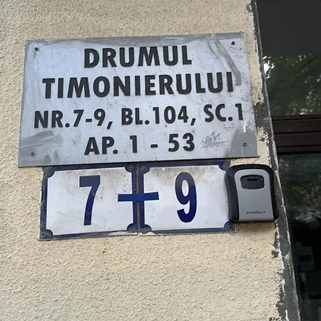 Kiki By The Lujerului Metro Station Bukarest