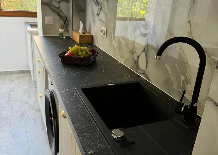 Kiki By The Lujerului Metro Station Бухарест