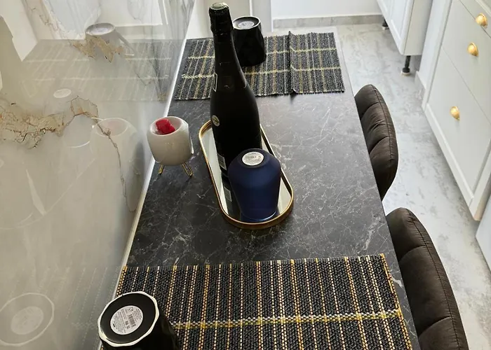 Kiki By The Lujerului Metro Station Бухарест