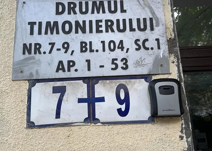 Kiki By The Lujerului Metro Station Бухарест