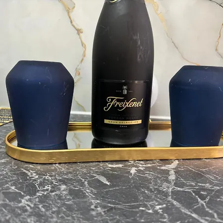 Kiki By The Lujerului Metro Station 布加勒斯特