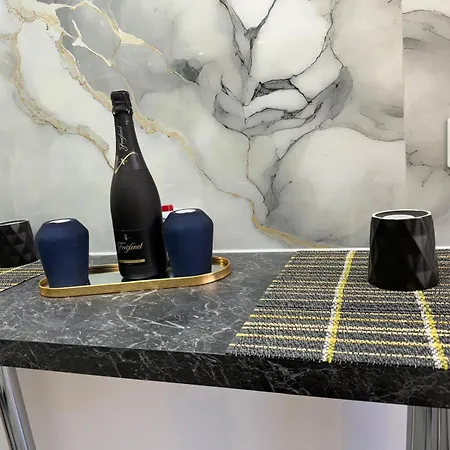 Kiki By The Lujerului Metro Station *