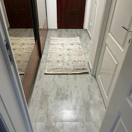 Kiki By The Lujerului Metro Station 布加勒斯特