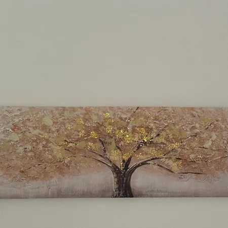 Kiki By The Lujerului Metro Station 布加勒斯特